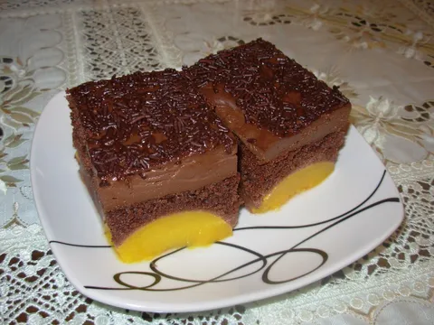 Čokoladni kolač sa breskvama