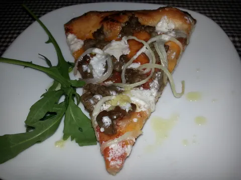 pizza sa okusom čevapa,luka i kajmaka