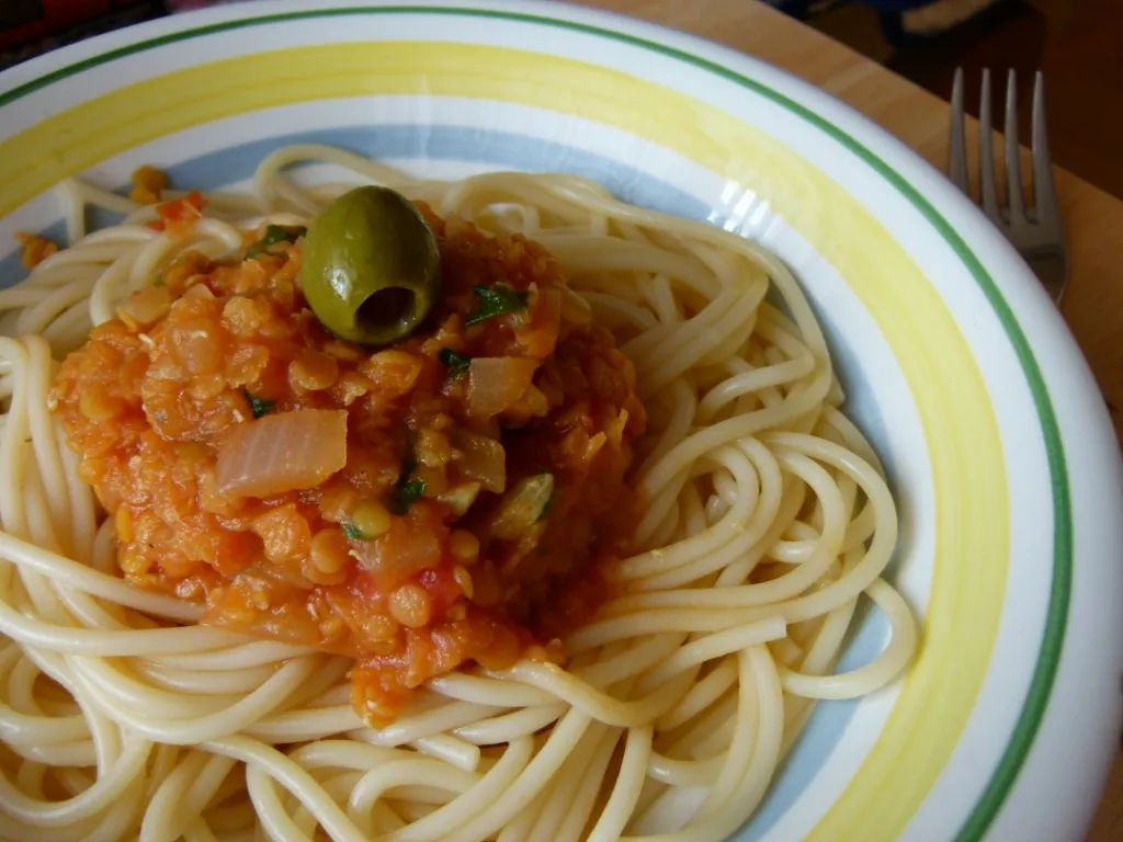 Špageti s umakom od crvene leće