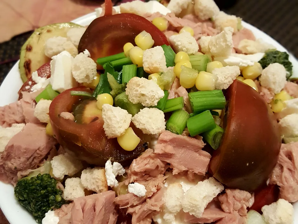 Salata sa tunjevinom i povrcem