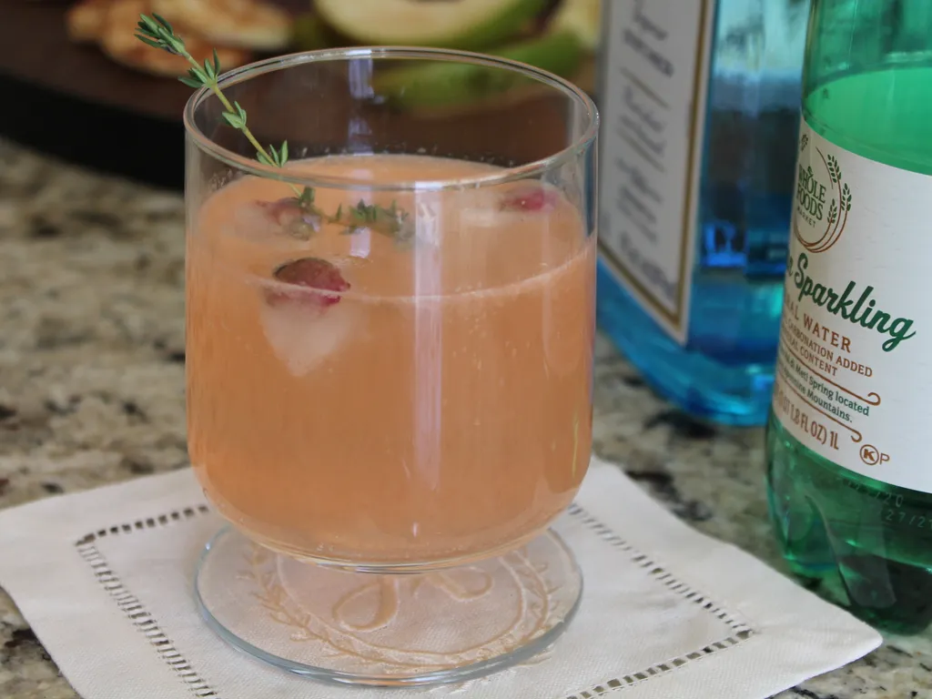 Pjenusavi cocktail sa rozim grejpom i ginom