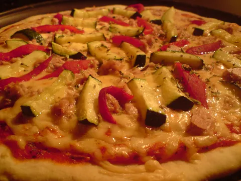 Pizza: tunjevina, tikvice i paprike&#8230;