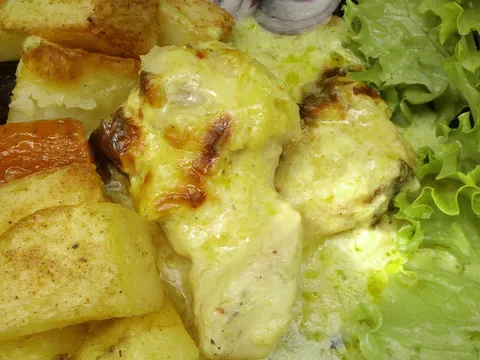 Piletina u bešamelu sa sirom i povrćem