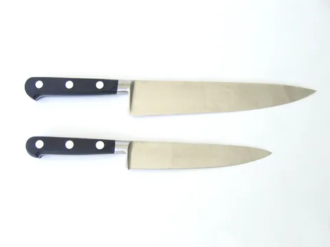 Kuhinjski višenamjenski nož
