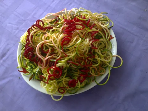 Špagete s dva osvježavajuća umaka (raw food)