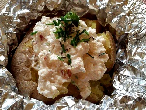 pečeni krumpir s feta kremom