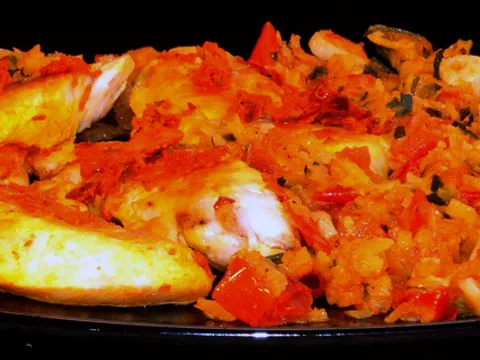 * Pileći file, ribani batat i rajčica … 510 kcal