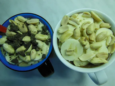 Ovseni banana sejk sa kikiriki puterom i crnom cokoladom