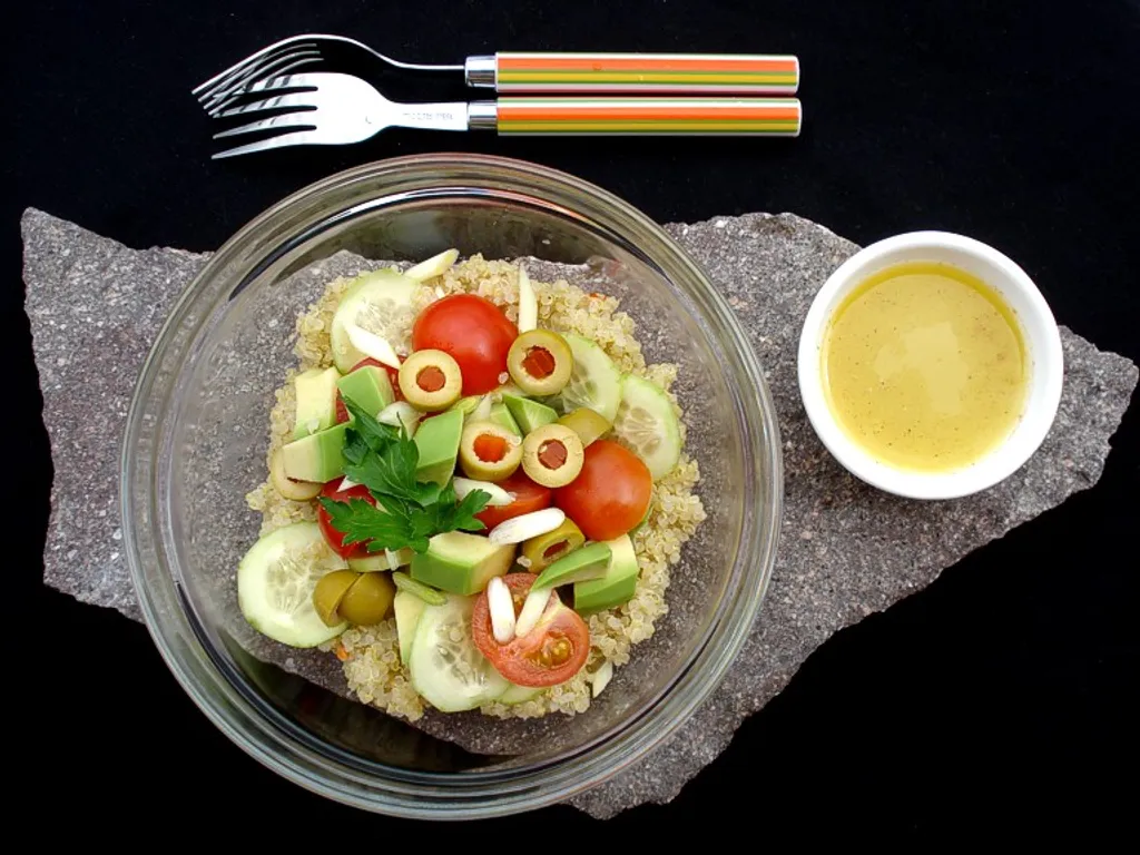 Salata s quinoom i avokadom
