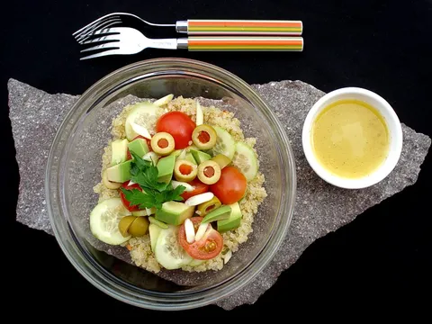 Salata s quinoom i avokadom