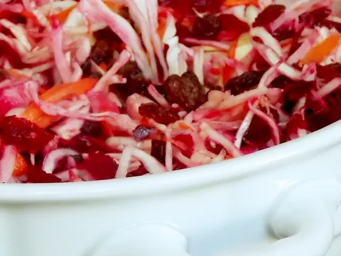 Salata od svežeg kupusa, šargarepe i cvekle