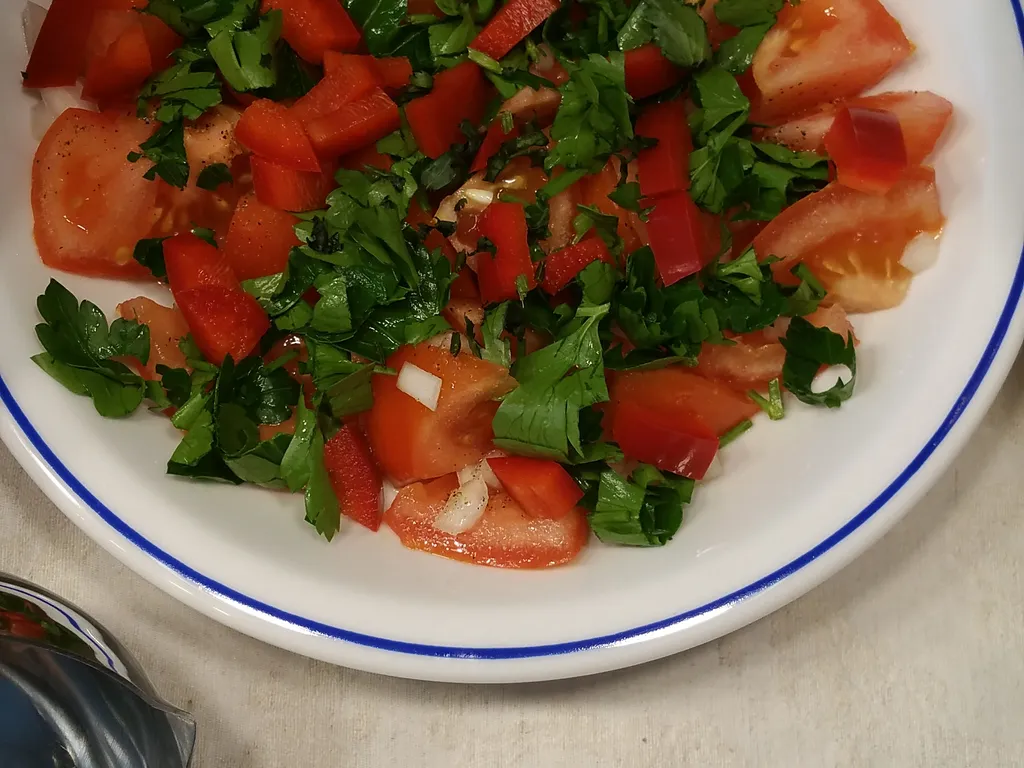 Salata sa rajcicom, paprikom i korijanderom (marokanski, veganski)