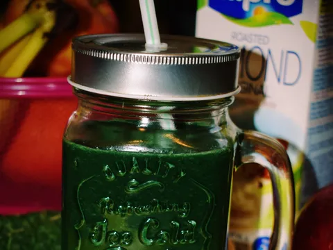 ღ  Green  spirulina smoothie