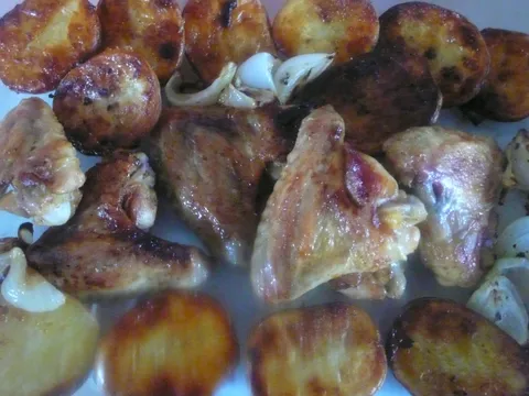 Pečena krilca na dva načina i krompir u rerni