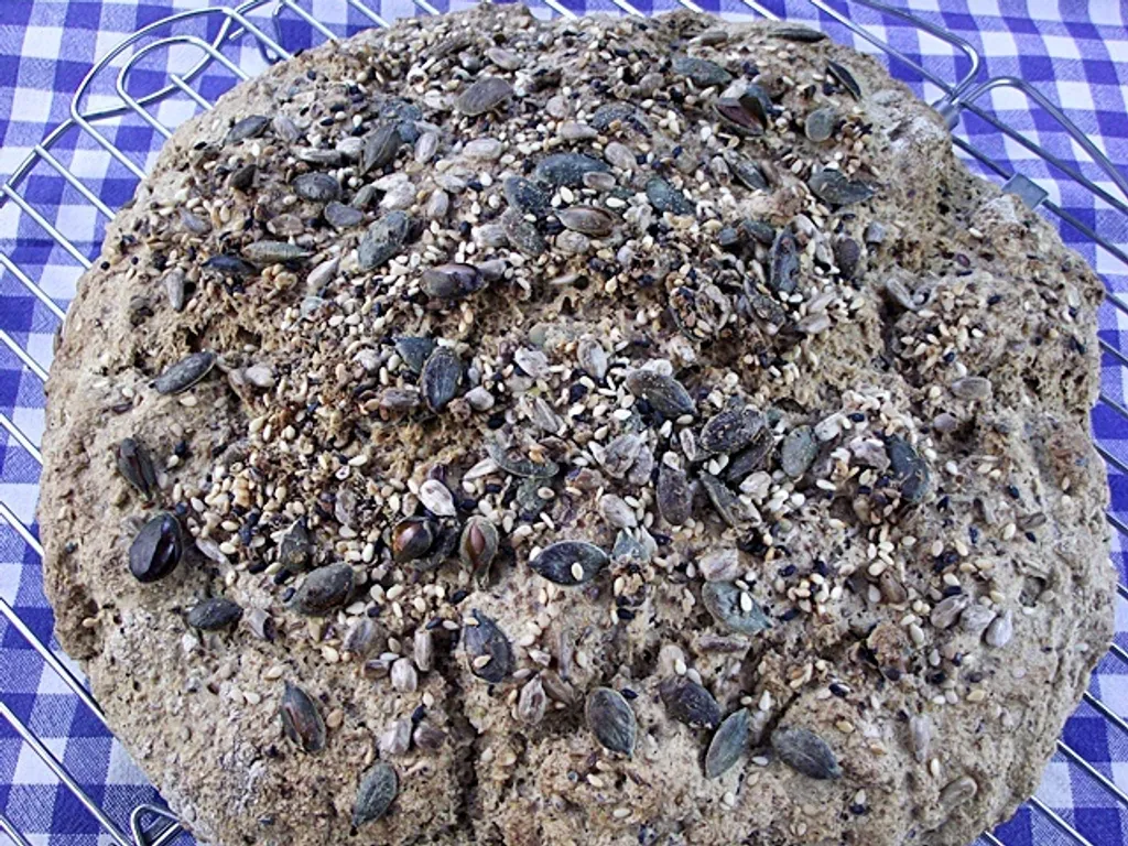 Hleb od speltinog brašna sa semenkama