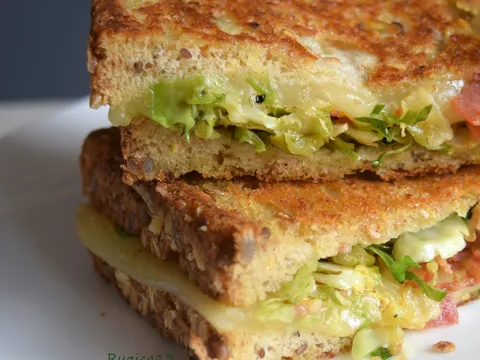 Topli sendvic sa prokulicama i topljivog sira