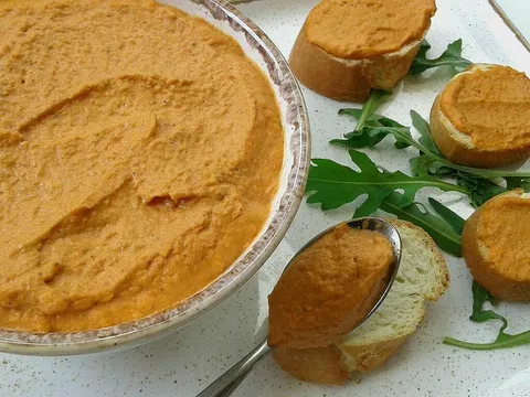 Hummus sa slanutkom i pečenim paprikama