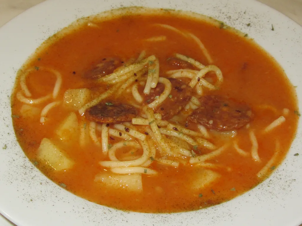 Špageti-krumpir-kobasice varivo