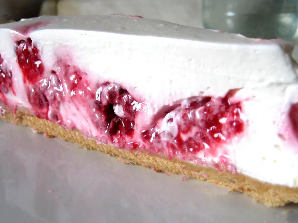 White chocolate Raspberry cheesecake (torta od sira s malinama i bijelom čokoladom)