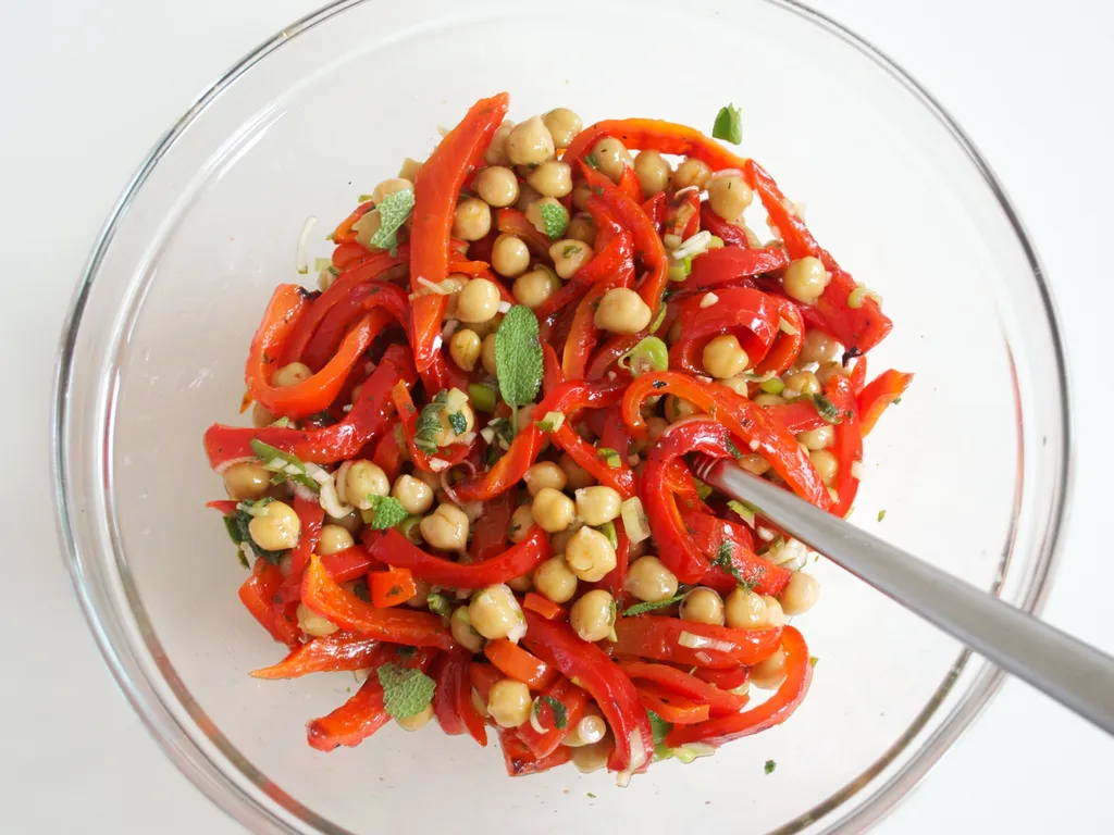 Salata od pečene crvene paprike i slanutka