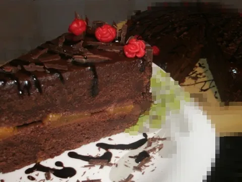 Crna torta s breskvom i čokoladom