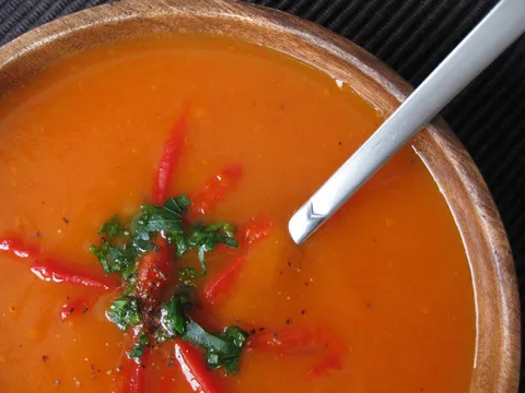 Gusta juha od krumpira i crvene rog paprike