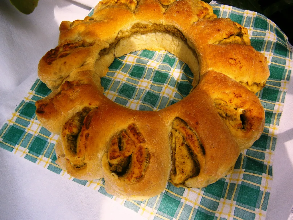 Kruh u obliku prstena nadjeven tikvicama