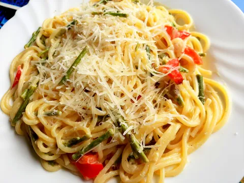 Špageti s divljim šparogama i rabarbarom