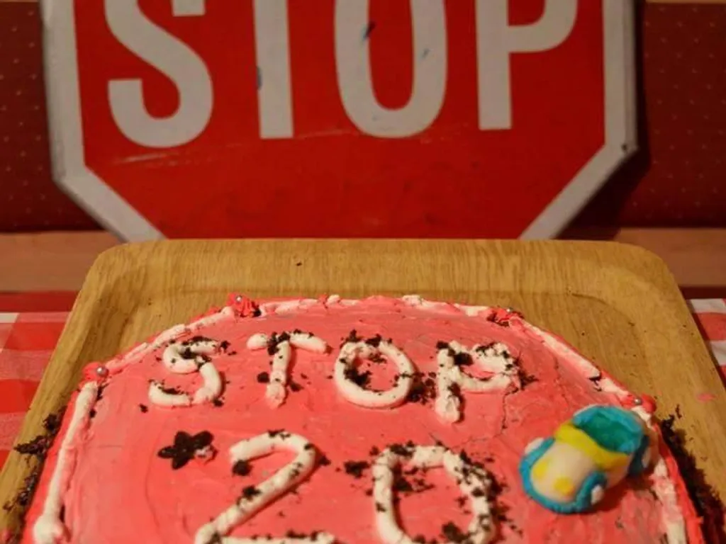 Oreo torta u obliku znaka stop