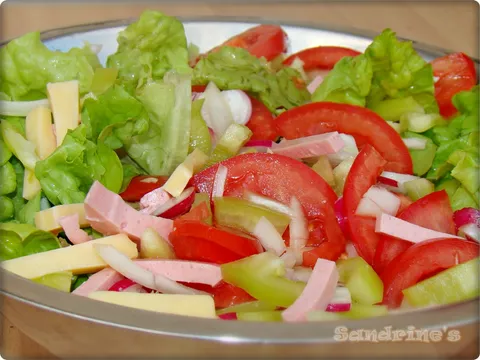 Sendvič u zdjeli za salatu