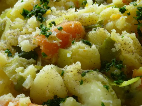 Restani krumpir s mladom kapulicom ili porilukom