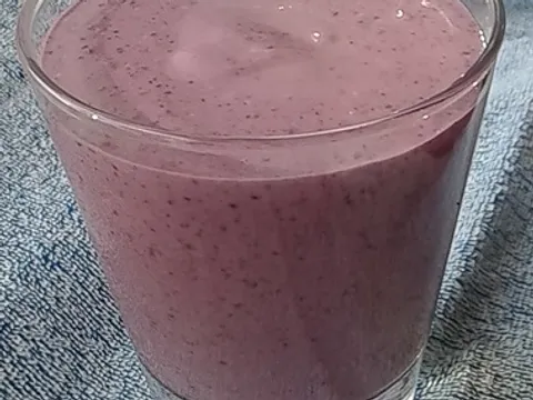 Ljubčibasti smoothie/ Purple smoothie