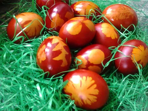 Uskršnja jaja bojena u lukovici - www.zakuvavanje.org