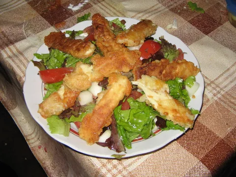 Salata od pohanog sira