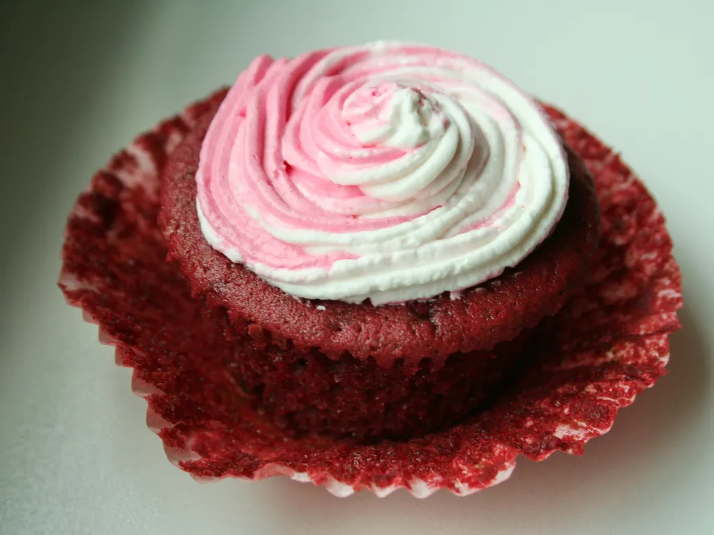 Red velvet cupcakes (with cream cheese frosting)