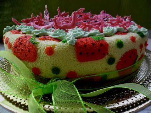 Kako obložiti tortu biskvitom-dekoracija