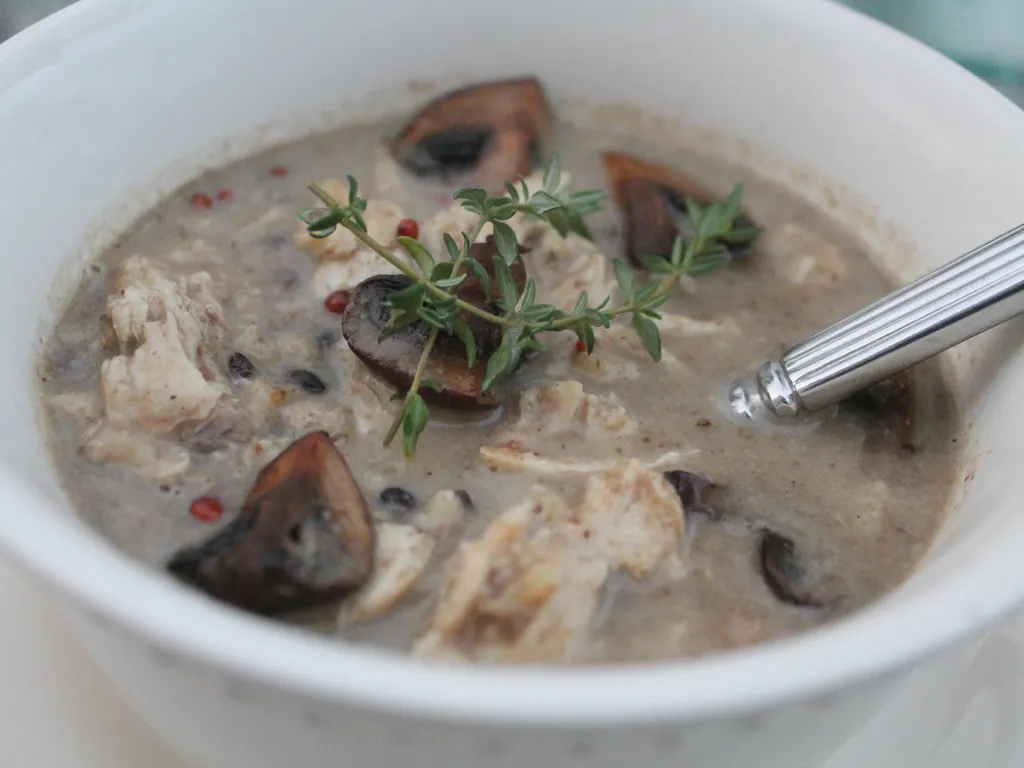 Krem juha sa piletinom , divljom rizom i gljivama