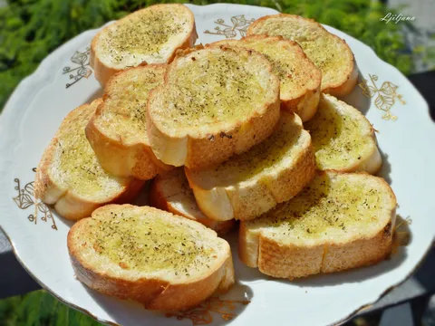 Zapečeni kruh ili bruskete s maslinovim uljem i češnjakom