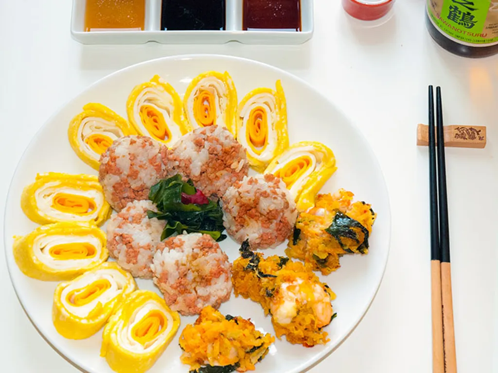 ONIGIRI, TAMAGOYAKI I KAKIAGE - Japanski pladanj sa friterima, rizinim okruglicama i omletom