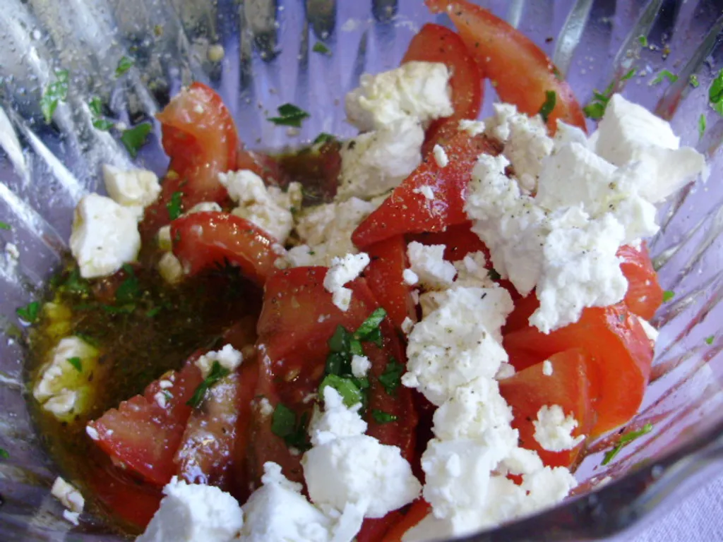 Salata od rajčice s mladim kozjim sirom
