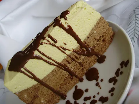 Dvobojna ledena čokoladna torta