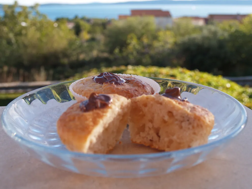 Muffini sa kokosom, bijelom čokoladom i brusnicama