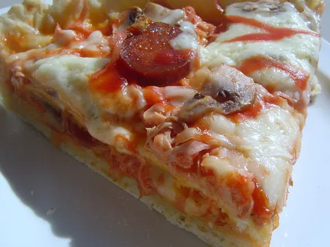 Deep Dish pizza-Chicago style by Taana