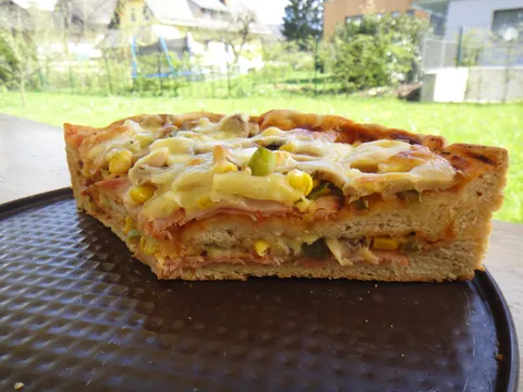 Deep Dish pizza - Chicago style by Taana