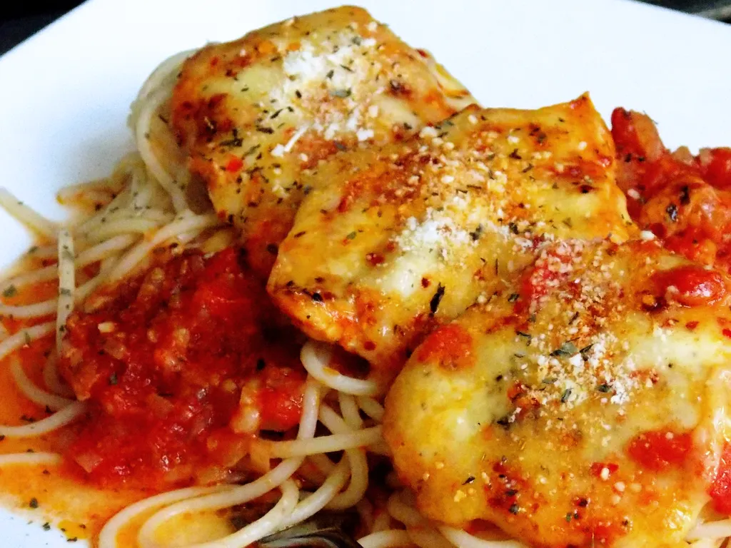 Špageti sa piletinom u umaku od paradajza