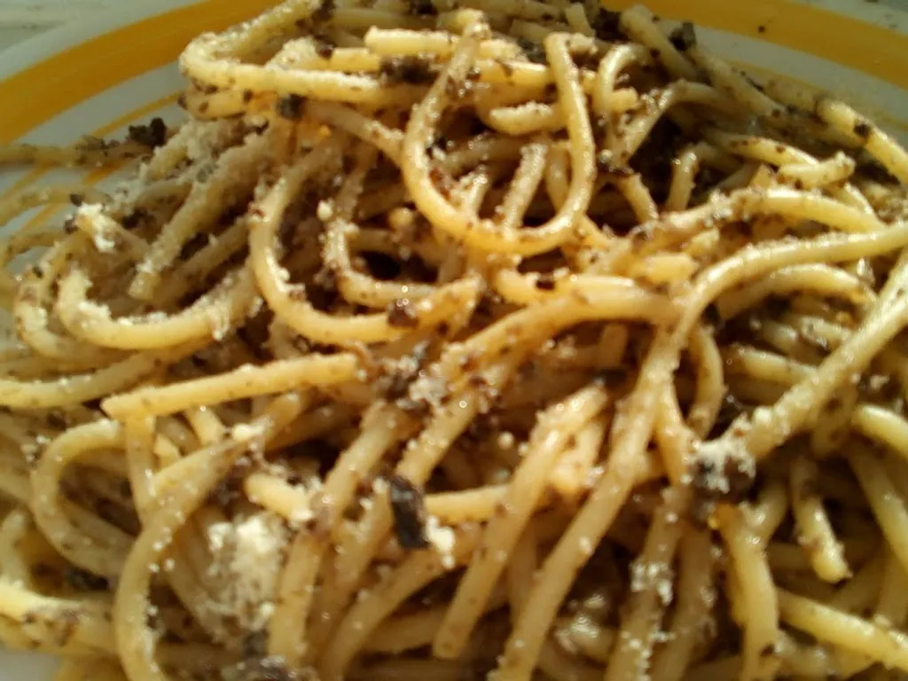 Spaghetti sa crnim masliama i gljivama