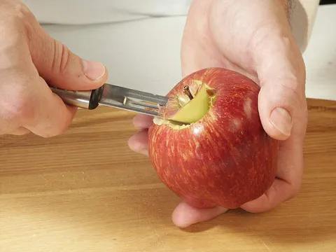 Guljenje i rezanje jabuke