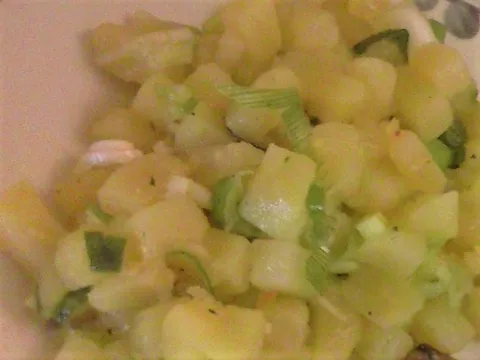 Krumpir salata sa mladim lukom