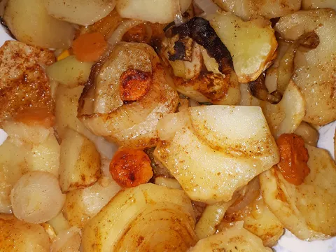 Pečeni krumpir s lukom i slatkom paprikom