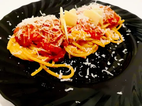 Spaghetti s čilijem u umaku od bosiljka